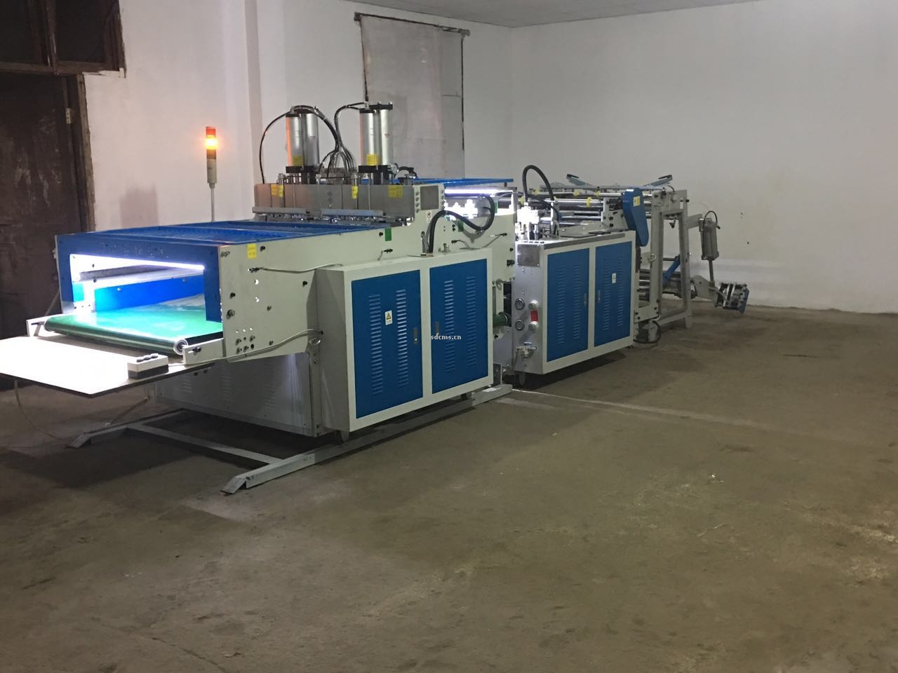 超高速制袋機 超市購物袋制袋機一、特點：本機以HDPE、LDPE筒膜為原料，是制作超市袋、背心袋、馬甲袋、市場袋的理想設備，本機具有節(jié)省人工、降低成本、一次成型、故障率低、產量高等特點，良好性能的色標跟蹤儀，使封切長度更準確，誤差更小。采用先進的電腦，長度調整方便，精確。