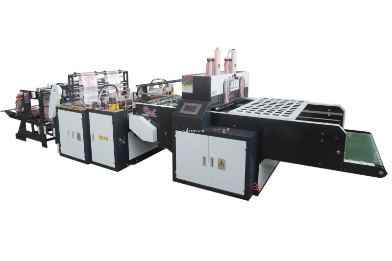超高速制袋機 超市購物袋制袋機一、特點：本機以HDPE、LDPE筒膜為原料，是制作超市袋、背心袋、馬甲袋、市場袋的理想設備，本機具有節(jié)省人工、降低成本、一次成型、故障率低、產量高等特點，良好性能的色標跟蹤儀，使封切長度更準確，誤差更小。采用先進的電腦，長度調整方便，精確。